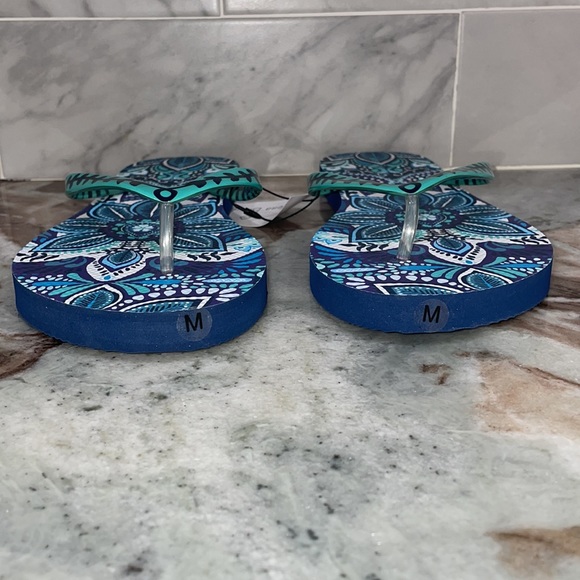 NWT Vera Bradley Flip Flops - Blue Island Medallion - Women's Medium Sz 7/8 - Picture 4 of 10